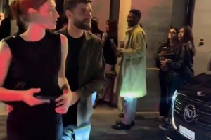 都很美啊！穆勒携26岁女友出席活动，胡梅尔斯和女友同框现身